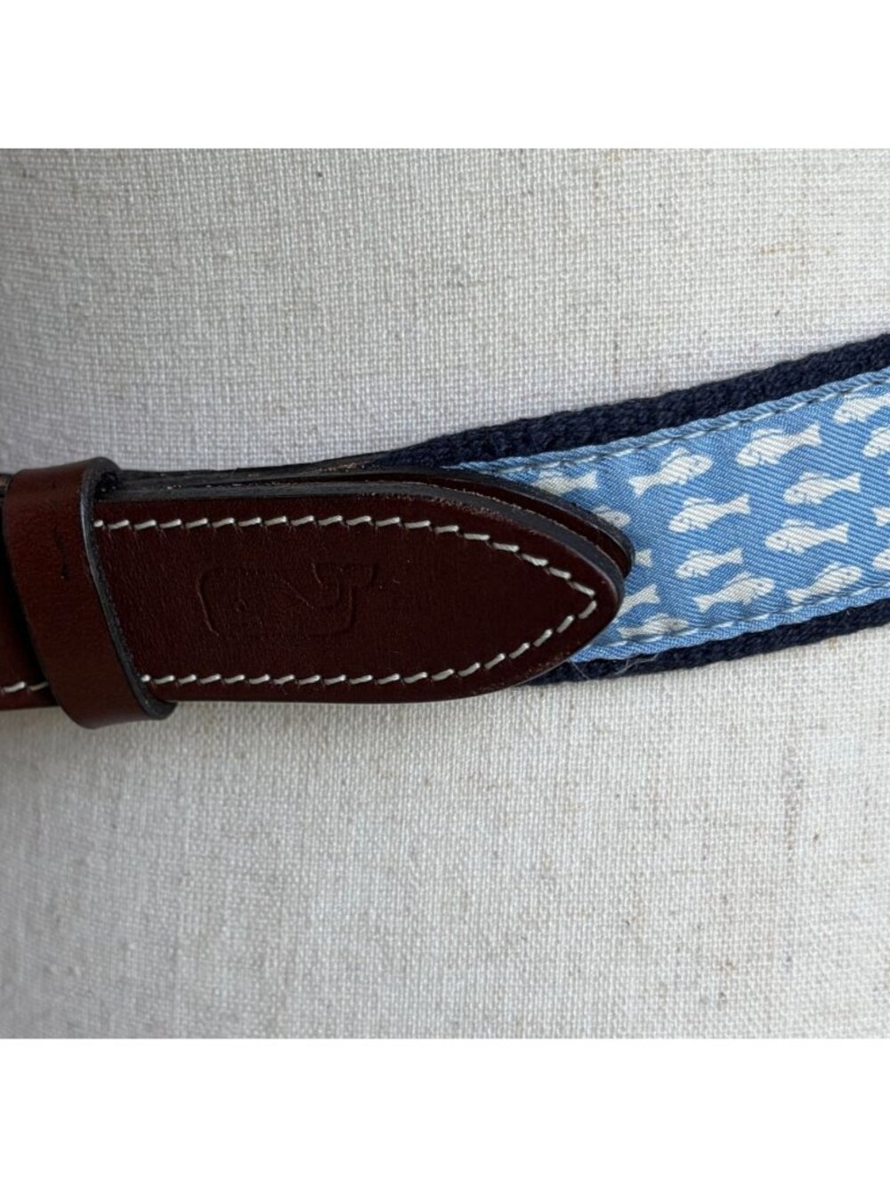 Vineyard Vines Belt Size 28 Blue Fish Pattern Canvas Leather Trim Whale Logo - Picture 4 of 8